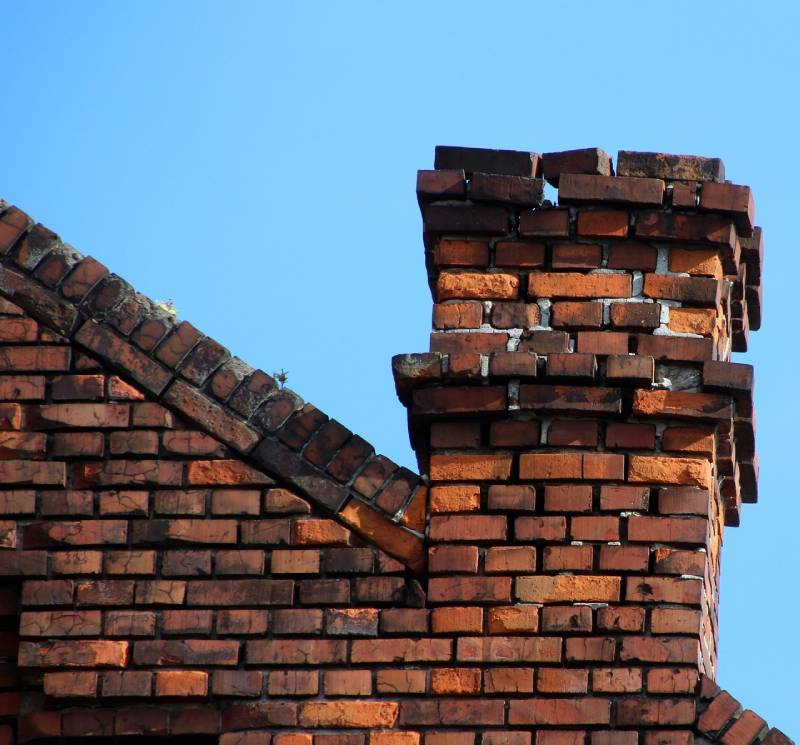 Signs Your Fulton Home Needs a Chimney Inspection Blog Article - Damaged chimney on an Fulton home showing cracks and missing mortar